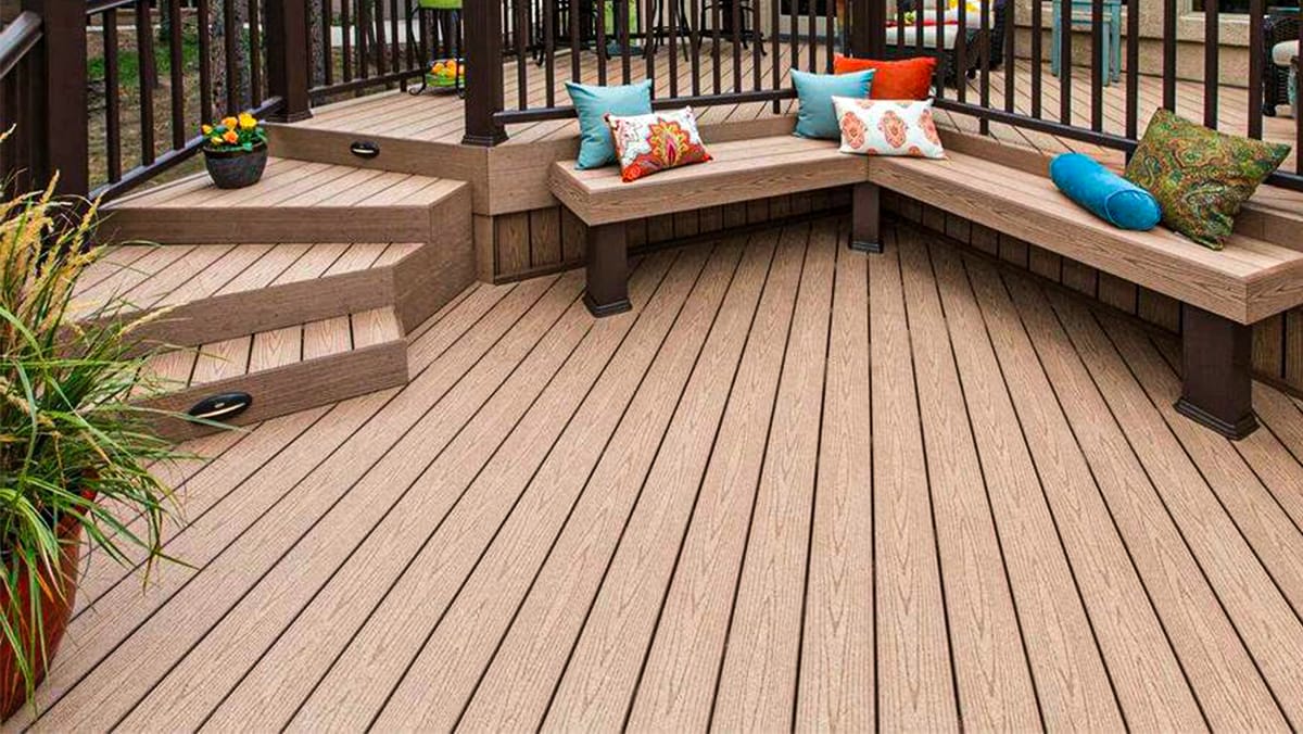 outdoor wpc decking on rainy day.jpg